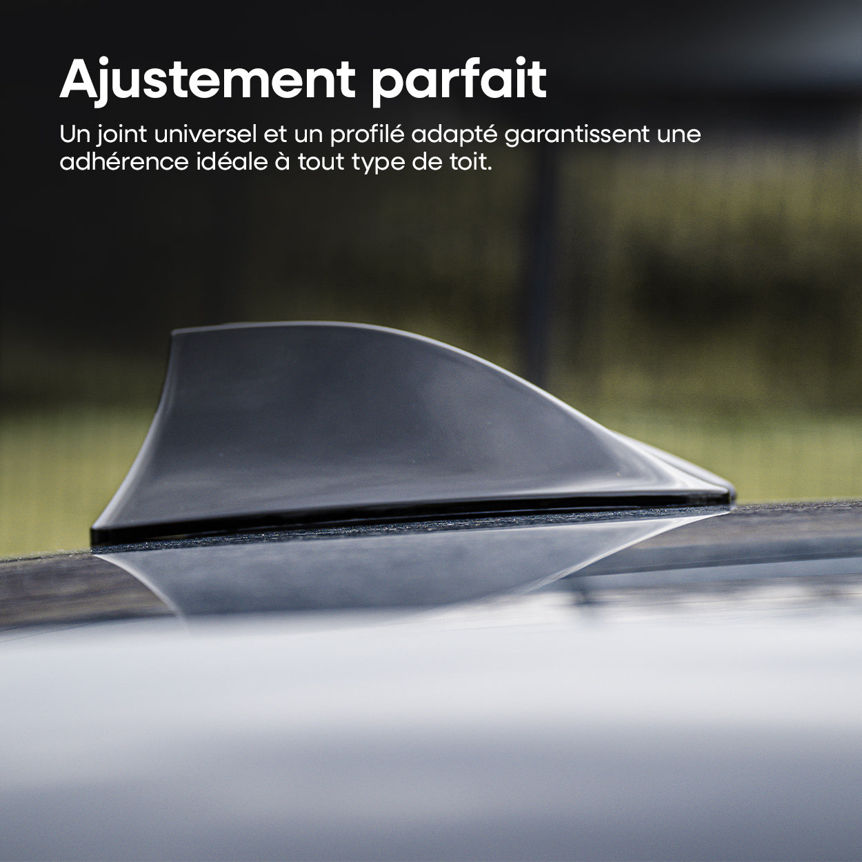 ANTENNE DE VOITURE AM/FM TYPE REQUIN, ADHESIVE ET CABLEE AMIO