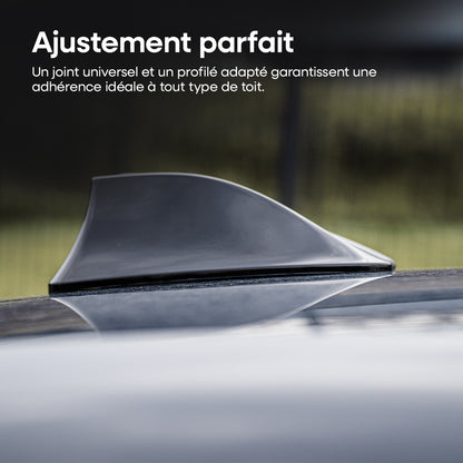 ANTENNE DE VOITURE AM/FM TYPE REQUIN, ADHESIVE ET CABLEE AMIO