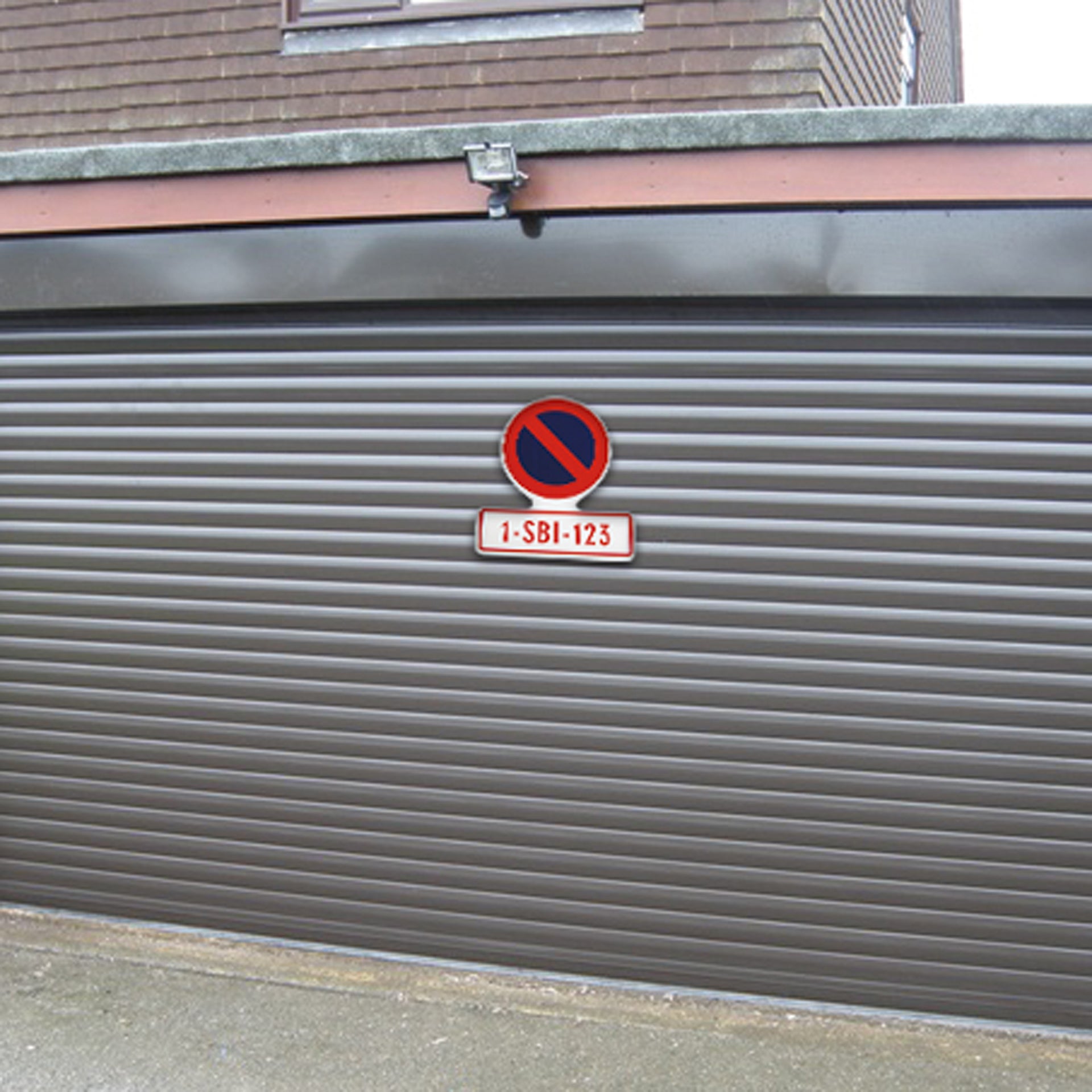PLAQUE STATIONNEMENT INTERDIT AVEC CARACTERES ADHESIFS